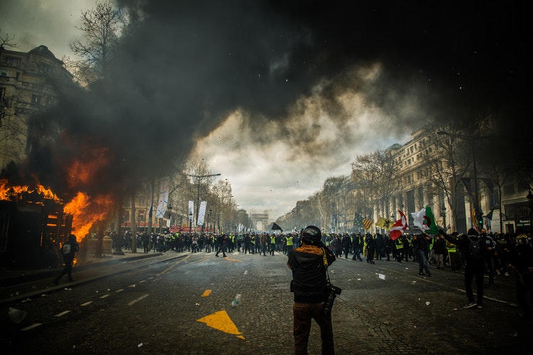 scène de chaos sur les Champs Elysées