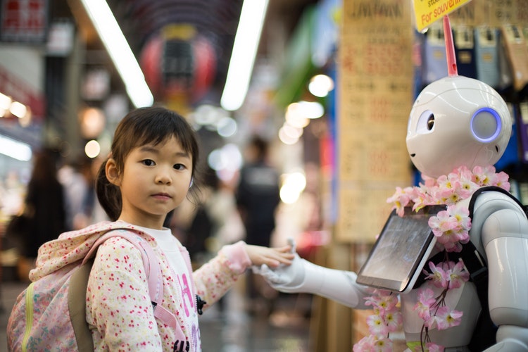 Petite fille saluant un robot