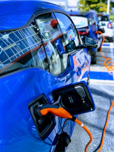 Les voitures électriques privilégiées par la loi d'orientation des mobilités