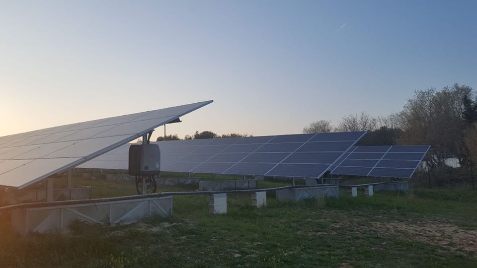 Des panneaux photovoltaïques du parc solaire citoyen d'Aubais