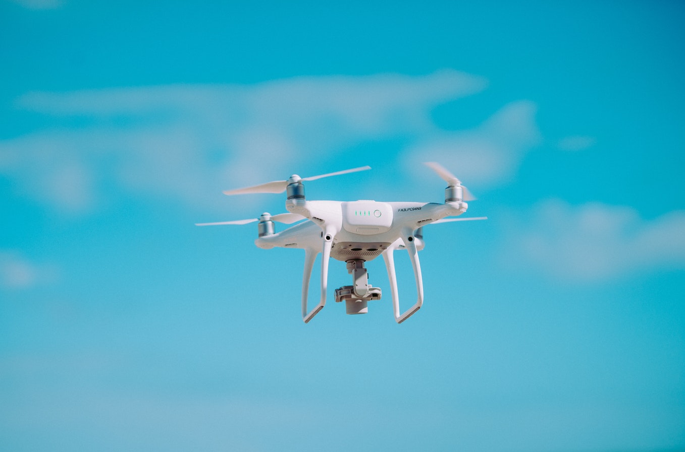 Un drone en vol stationnaire
