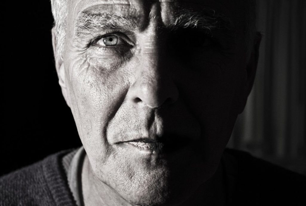 Un homme âgé souffrant de cécité