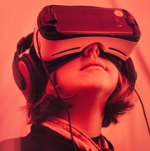 Un adolescent avec un casque de réalité virtuelle