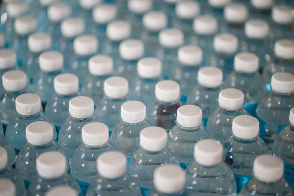 Des bouteilles de plastique dans une usine
