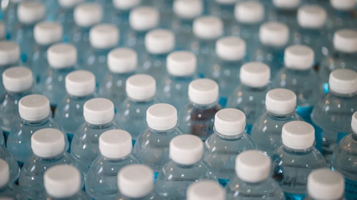 Des bouteilles de plastique dans une usine