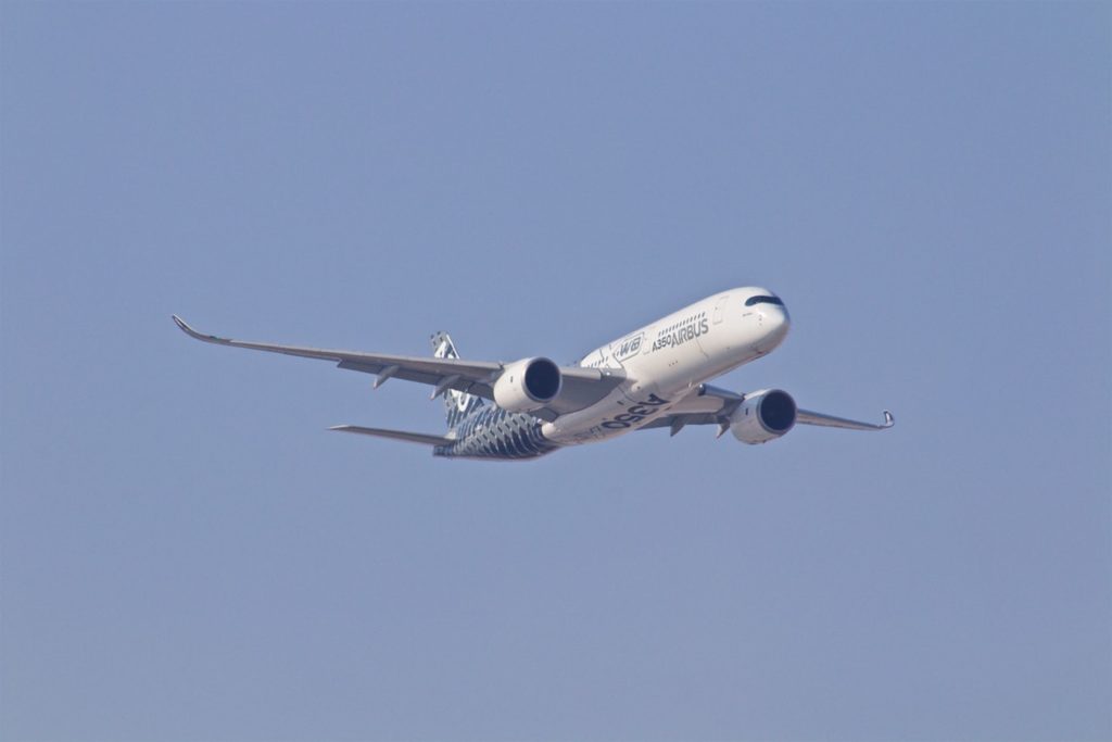 Un Airbus A350 dans le ciel.