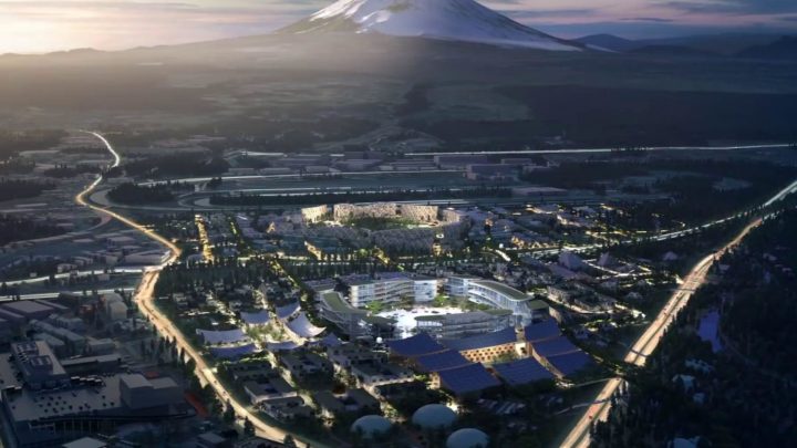 Une capture d'image présentant Woven City , la ville intelligente de Toyota, au pied du mont Fuji.