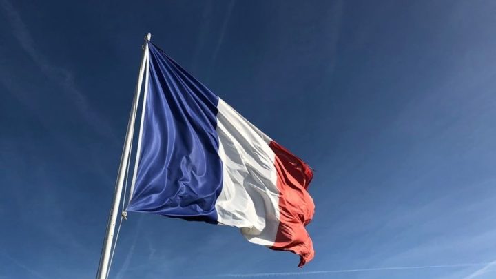 Le drapeau français flottant au vent.
