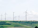 Un champ d'énergies éoliens terrestres.