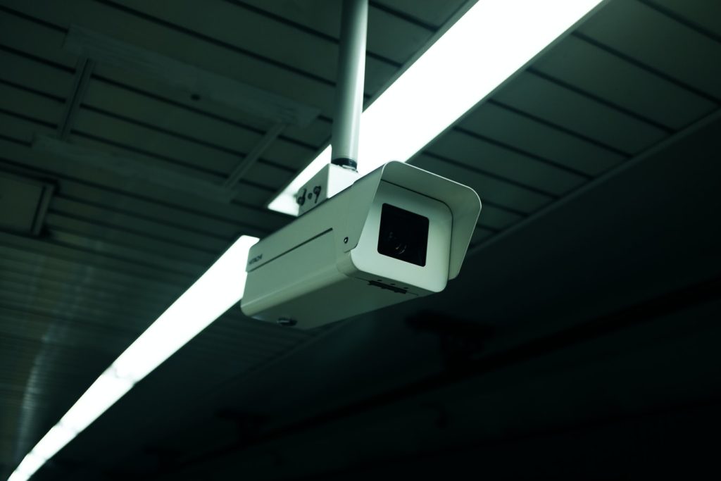 Une caméra de surveillance dans un bâtiment.