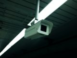 Une caméra de surveillance dans un bâtiment.