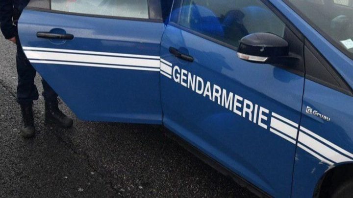 Une voiture de gendarmerie.