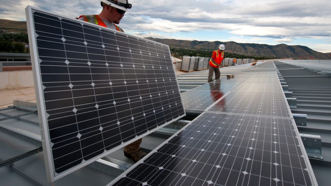 Des techniciens installant des panneaux solaires aux Etats Unis.