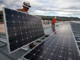 Des techniciens installant des panneaux solaires aux Etats Unis.