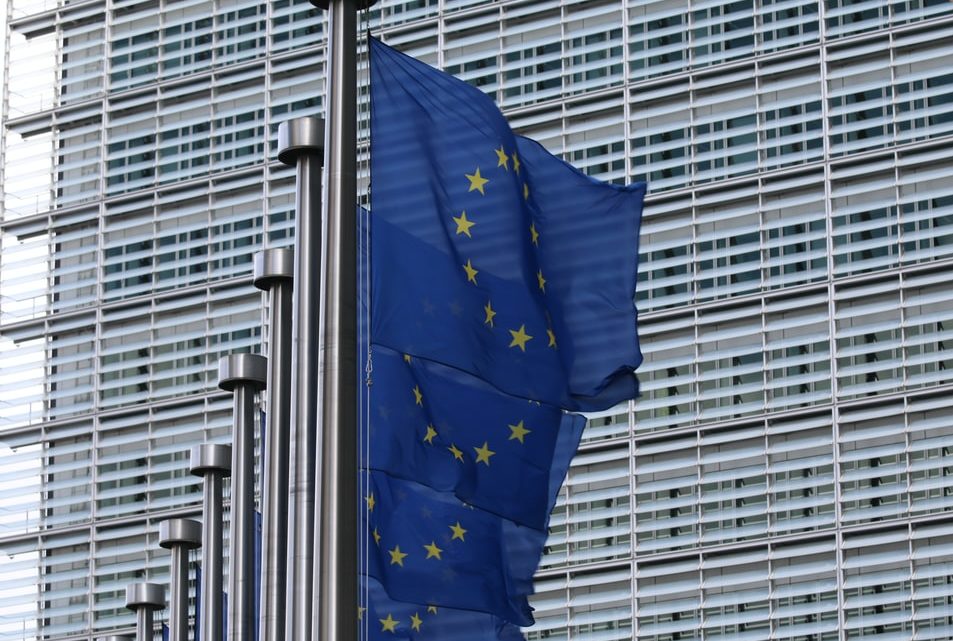 Drapeaux de l'UE au bâtiment Berlaymont de la Commission européenne à Bruxelles (Belgique).