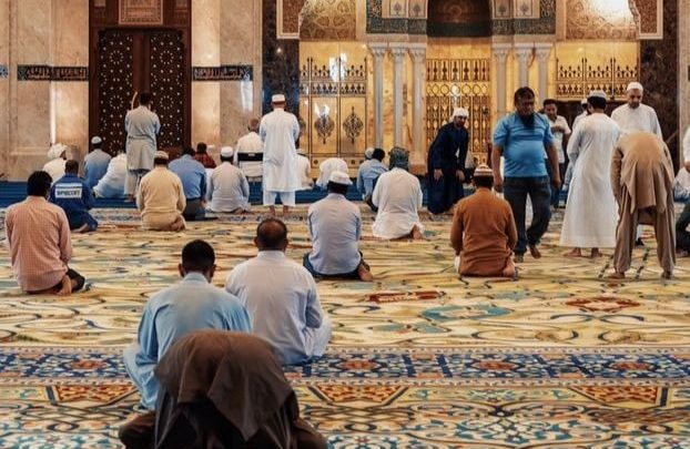 Des fidèles musulmans dans une mosquée.