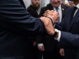 Des dirigeants européens se tenant la main lors d'une réunion de l'OTAN en juillet 2018.