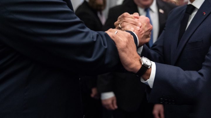 Des dirigeants européens se tenant la main lors d'une réunion de l'OTAN en juillet 2018.