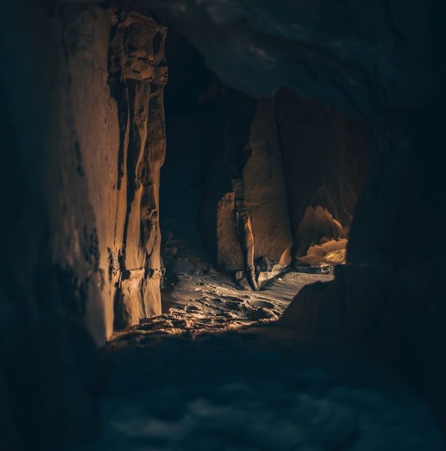 A l'intérieur d'une grotte sombre.