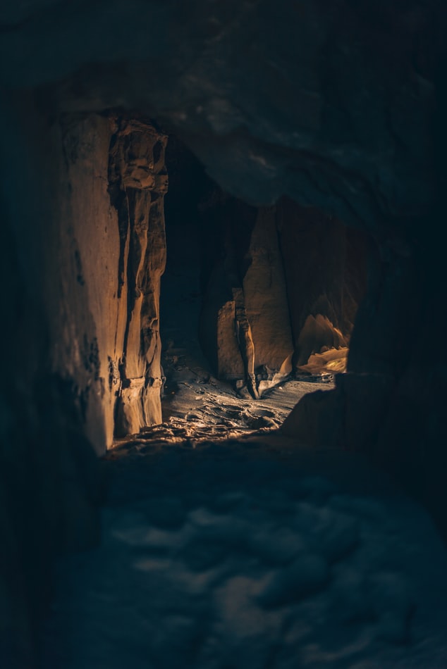 A l'intérieur d'une grotte sombre.