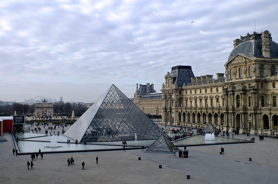 La pyramide du Louvre à Paris, en France.