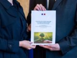 La députée LREM Cécile Muschotti remettant au premier ministre Jean Castex son rapport sur le Défenseur de l'environnement.