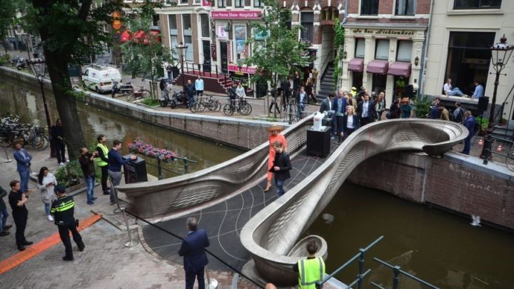 Un pont en acier inoxydable, entièrement conçu par impression 3D, a été inauguré mi-juillet dans la ville d’Amsterdam, au Pays-Bas.
