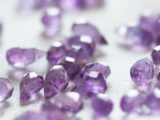 Des pepites de diamants aux reflets violets.