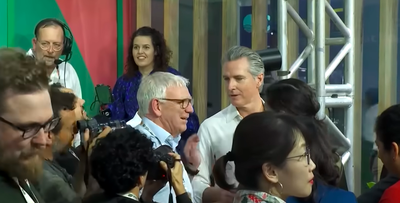 Newsom charge Trump sur le climat